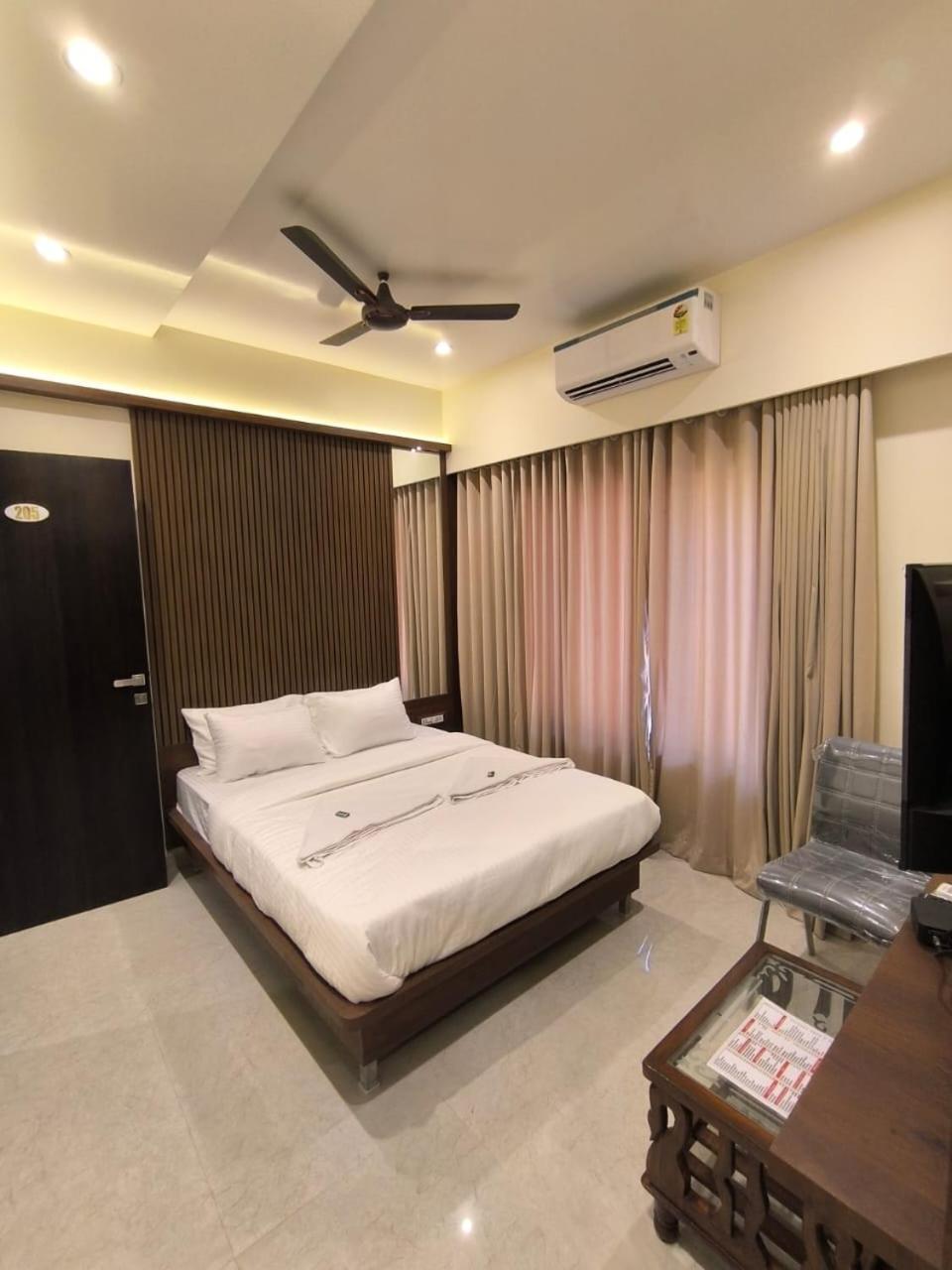 Sharan Residency Hotel Nova Bombaim Exterior foto